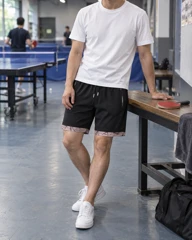 T-shirt blanc / short à bordure rose · gymnase