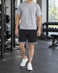 T-shirt gris / short à bordure grise · salle de sport